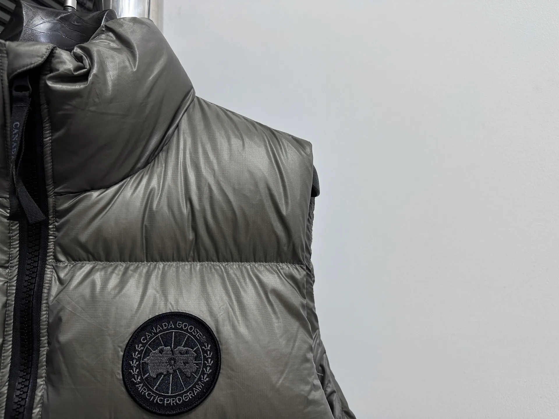 P560 [Canada Goose] Big Goose🦢Puff Down Vest has always been recognized as the warmest down jacket. Various Instagram celebrities, Internet celebrities, and celebrities often wear it for street photos. I make Canada Goose every year, but I still can't get rid of my love for it. No matter how cold the days are, there is no need to be afraid, because there is! Filled with 90% white duck down, it is the legendary warmest down jacket and is known as a must-have for Arctic outdoor sports! The most popular down jacket in the world, celebrities are rushing to buy it, it is a must-have! Size: XS-XL